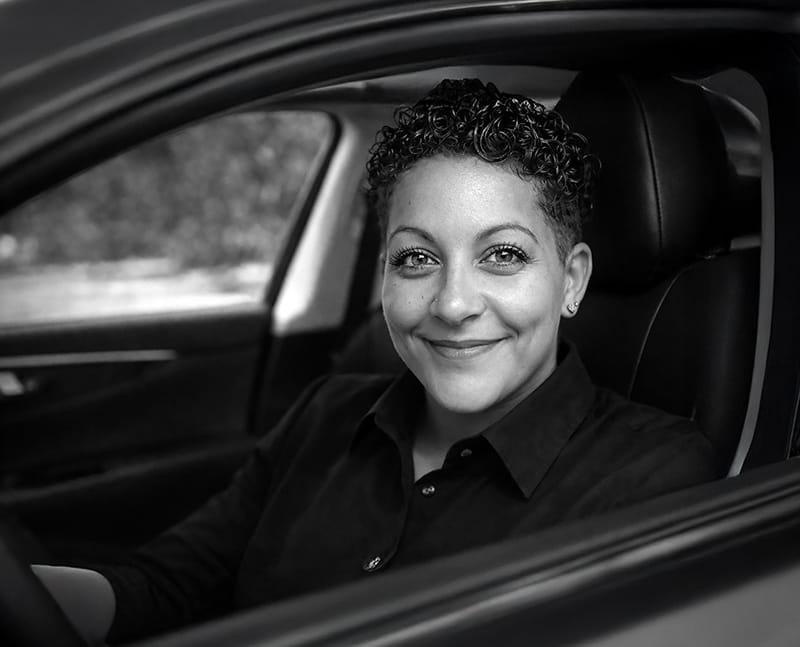 Aurore, conductrice privée, propose ses services de chauffeur VTC à Toulouse au volant de sa Tesla.