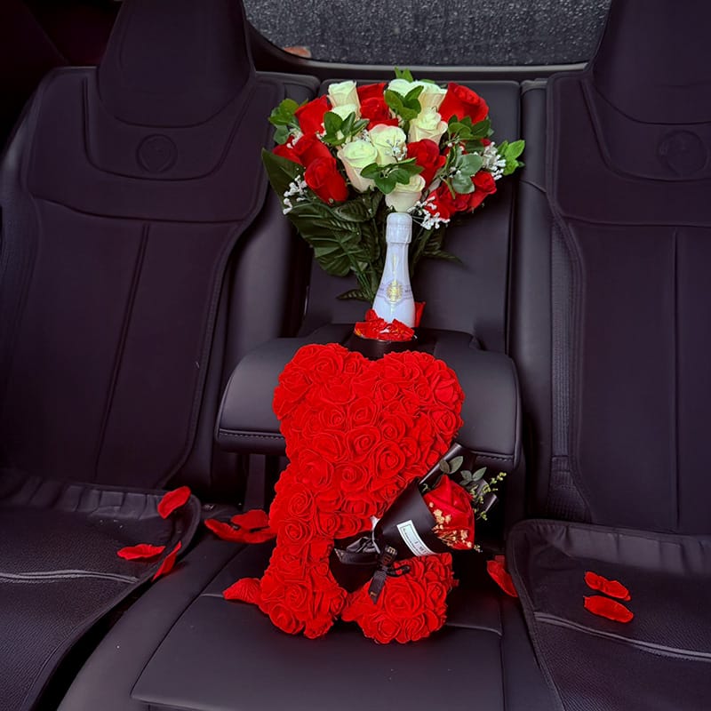 Service Dom’Love propose une voiture décorée dans une ambiance chaleureuse et romantique, ornée de roses.