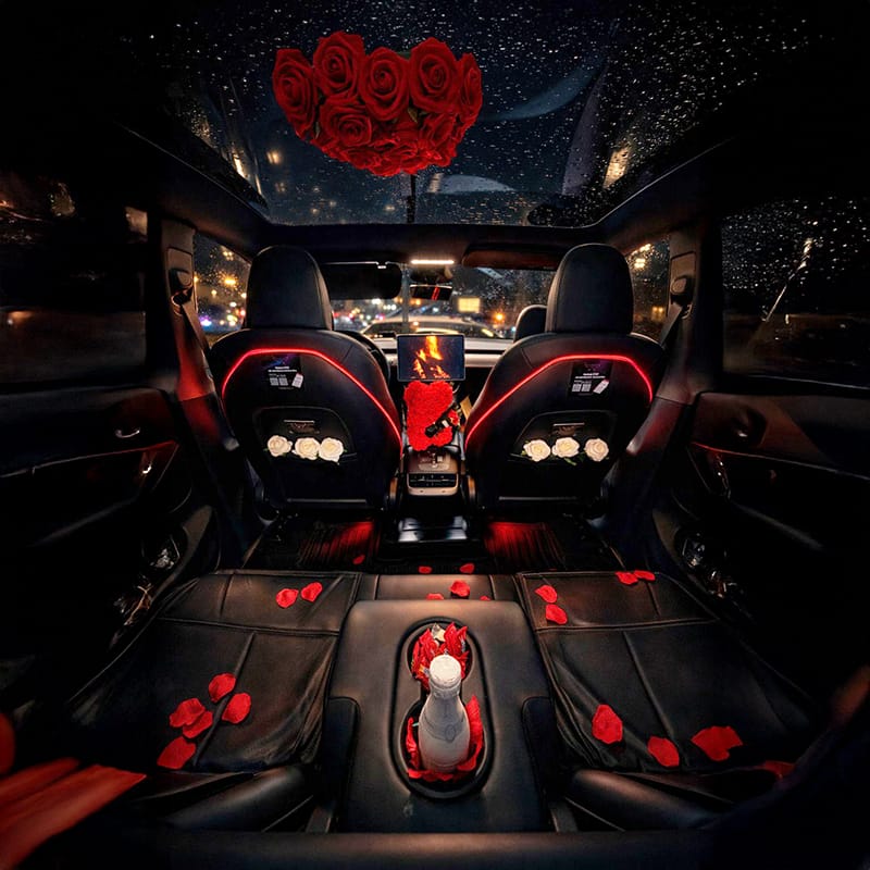 Service Dom’Love propose une voiture décorée dans une ambiance chaleureuse et romantique, ornée de roses.