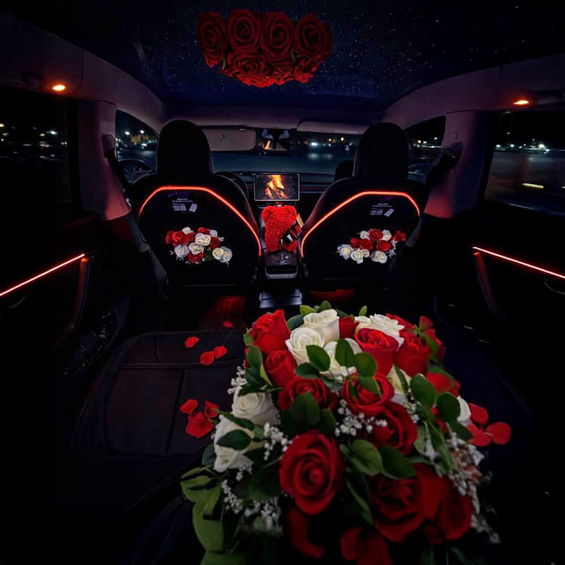 Service Dom’Love propose une voiture décorée dans une ambiance chaleureuse et romantique, ornée de roses.