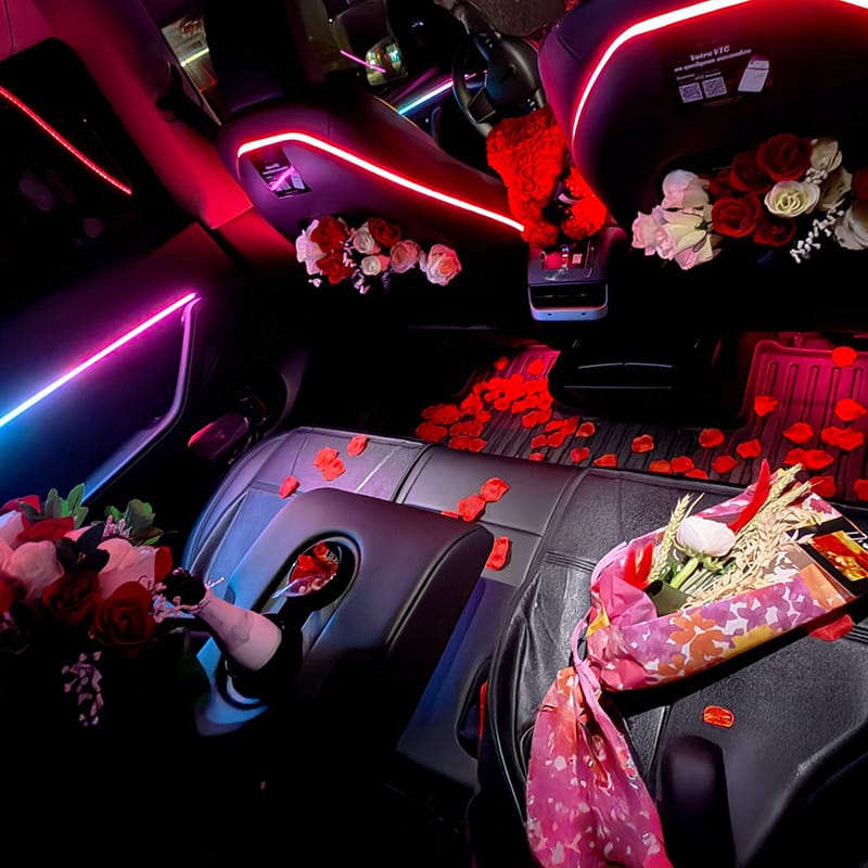 Service Dom’Love propose une voiture décorée dans une ambiance chaleureuse et romantique, ornée de roses.