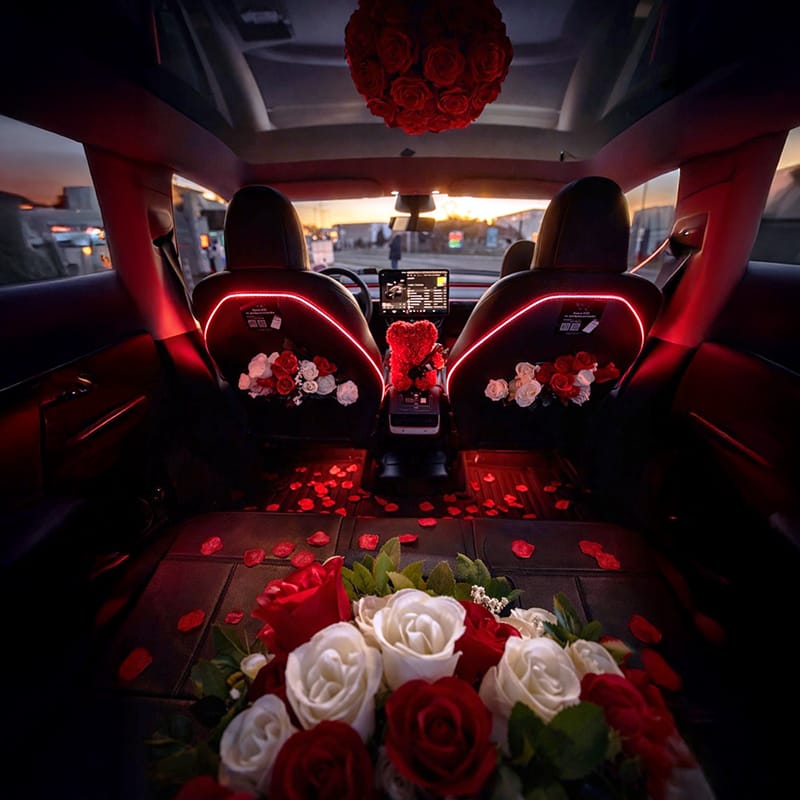Service Dom’Love propose une voiture décorée dans une ambiance chaleureuse et romantique, ornée de roses.