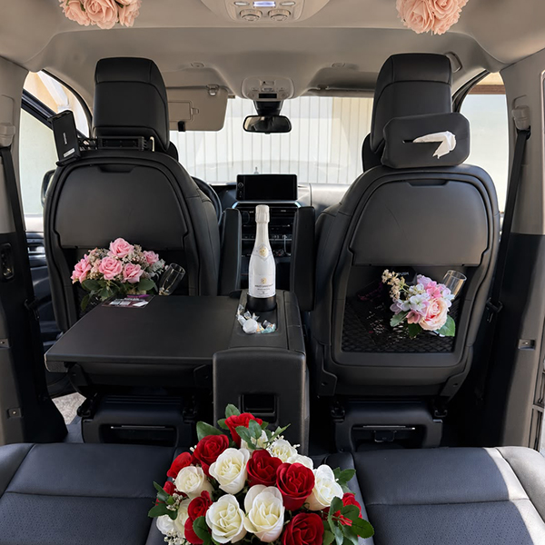 Service DomLove propose une voiture décorée dans une ambiance chaleureuse et romantique, ornée de roses.