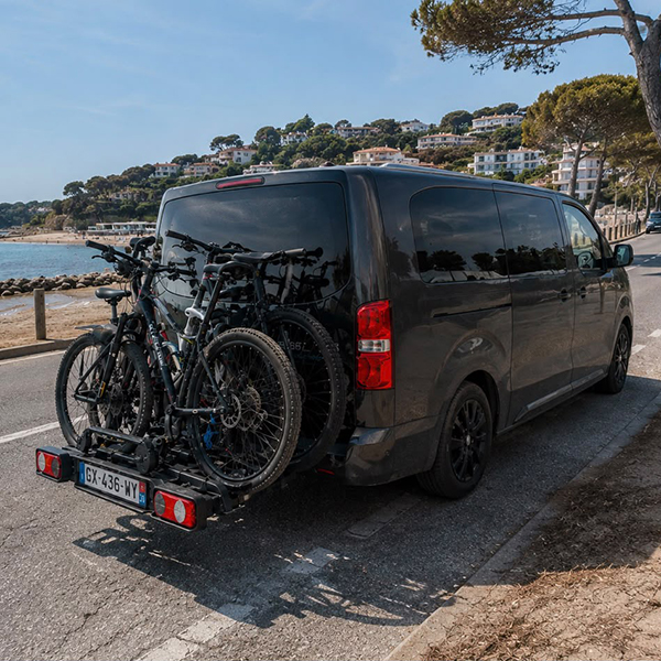 VTC Toulouse avec porte-vélos pour transporter jusqu'à 3 vélos et des trottinettes