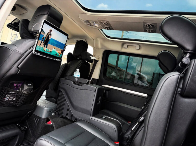 Intérieur spacieux et confortable d’un van équipé d’un système de divertissement - VTC Toulouse